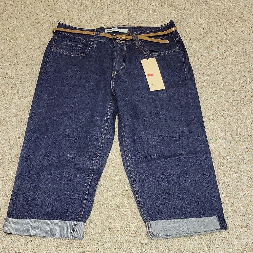 Levi's Women's Blue Jean Capris Sz 6. New With Tags And Belt